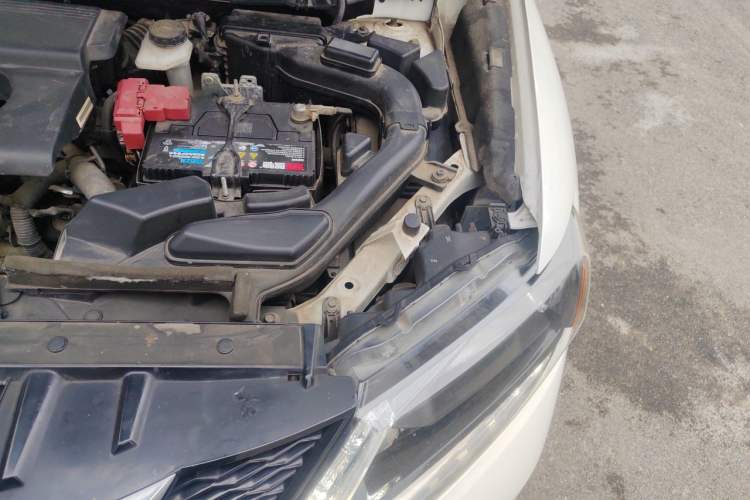 Used Nissan X-Trail 2015 2.0L CVT Comfort MAX Edition 2WD Engine Bay Left