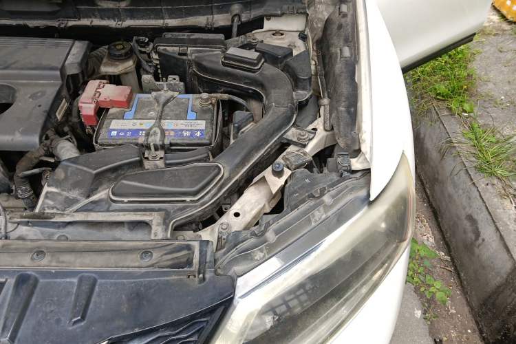 Used Nissan X-Trail 2015 2.0L CVT Comfort MAX Edition 2WD Engine Bay Left
