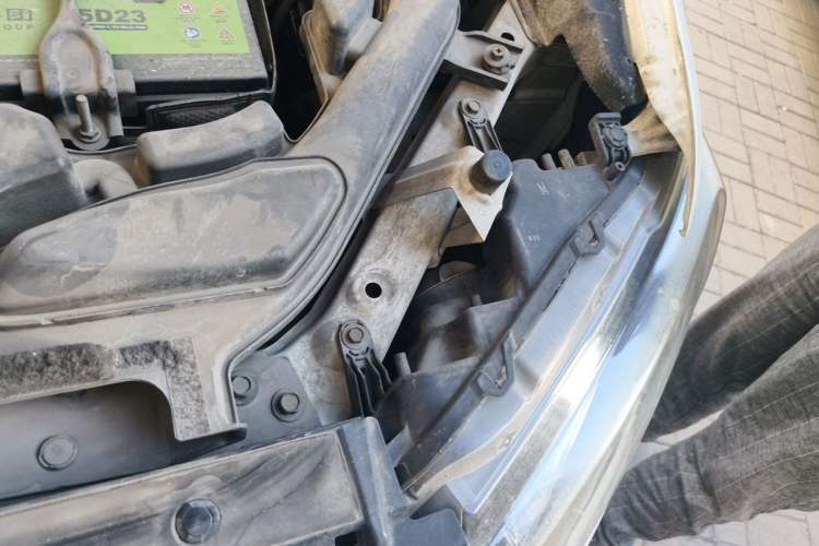 Used Nissan X-Trail 2015 2.0L CVT Comfort MAX Edition 2WD Engine Bay Left