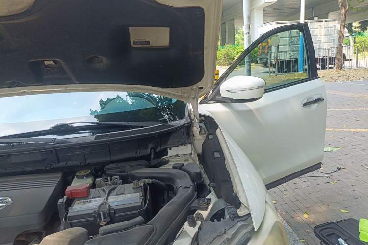 Used Nissan X-Trail 2015 2.5L CVT Leading MAX Edition 4WD Engine Bay Left