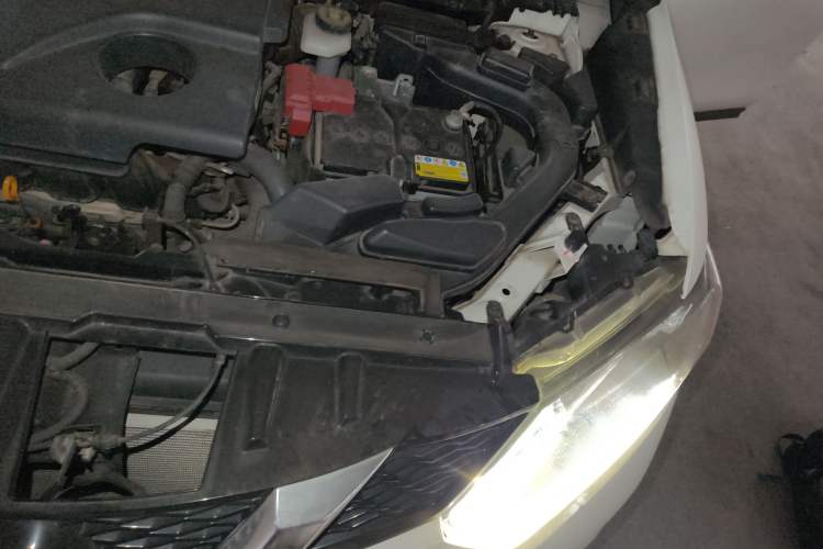 Used Nissan X-Trail 2015 2.0L CVT Comfort MAX Edition 2WD Engine Bay Left