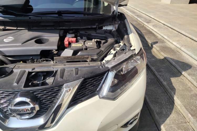 Used Nissan X-Trail 2015 2.0L CVT Comfort MAX Edition 2WD Engine Bay Left