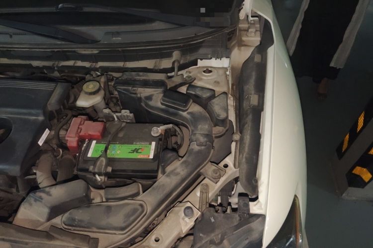 Used Nissan X-Trail 2015 2.0L CVT Comfort MAX Edition 2WD Engine Bay Left