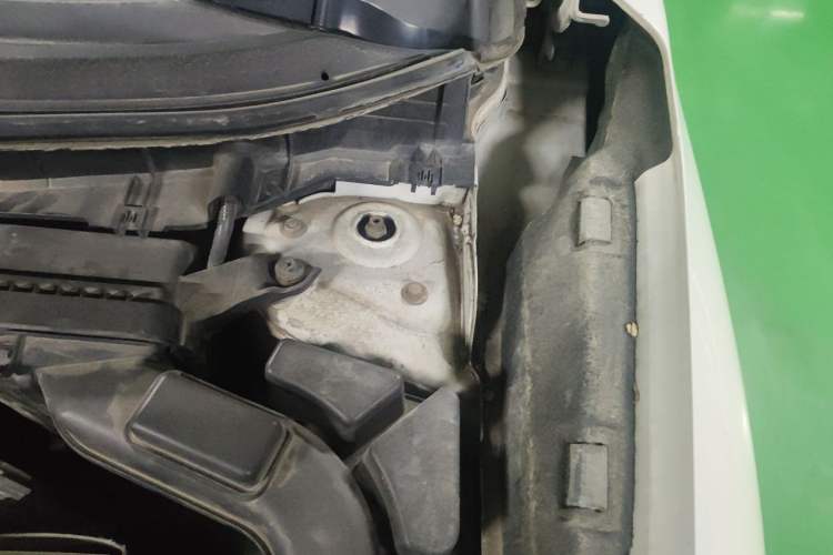 Used Nissan X-Trail 2015 2.0L CVT Comfort MAX Edition 2WD Engine Bay Left