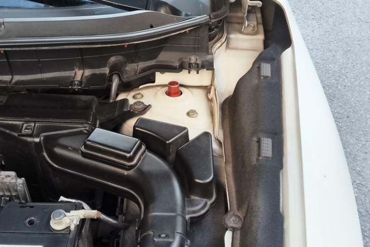 Used Nissan X-Trail 2015 2.0L CVT Comfort MAX Edition 2WD Engine Bay Left