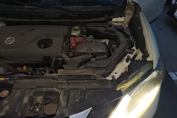 Used Nissan X-Trail 2015 2.0L CVT Comfort MAX Edition 2WD Engine Bay Left