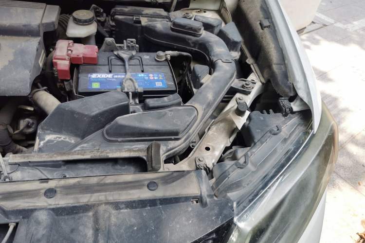 Used Nissan X-Trail 2015 2.0L CVT Comfort MAX Edition 2WD Engine Bay Left
