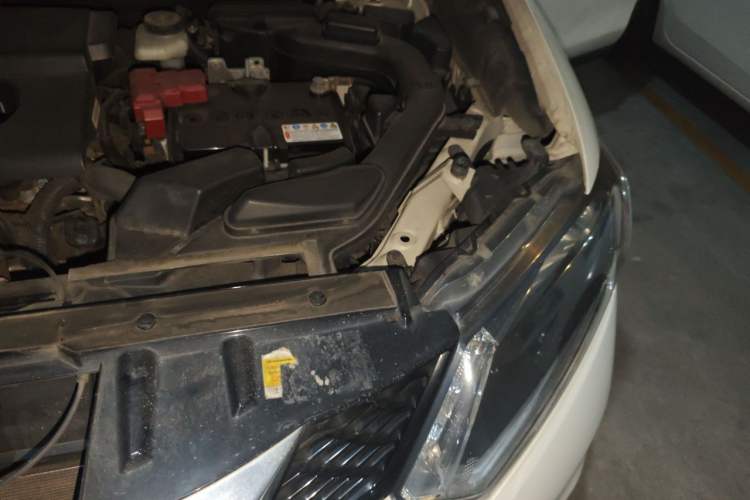 Used Nissan X-Trail 2015 2.0L CVT Comfort MAX Edition 2WD Engine Bay Left