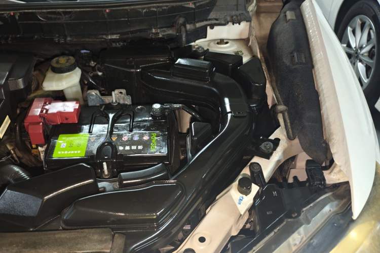 Used Nissan X-Trail 2015 2.0L CVT Comfort MAX Edition 2WD Engine Bay Left
