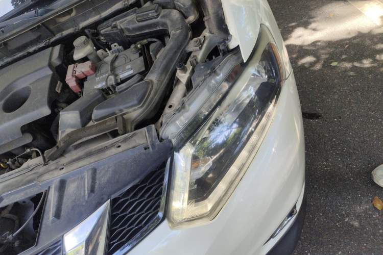 Used Nissan X-Trail 2015 2.0L CVT Comfort MAX Edition 2WD Engine Bay Left