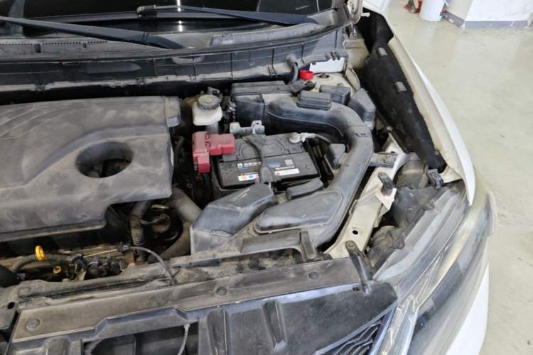 Used Nissan X-Trail 2015 2.0L CVT Comfort MAX Edition 2WD Engine Bay Left