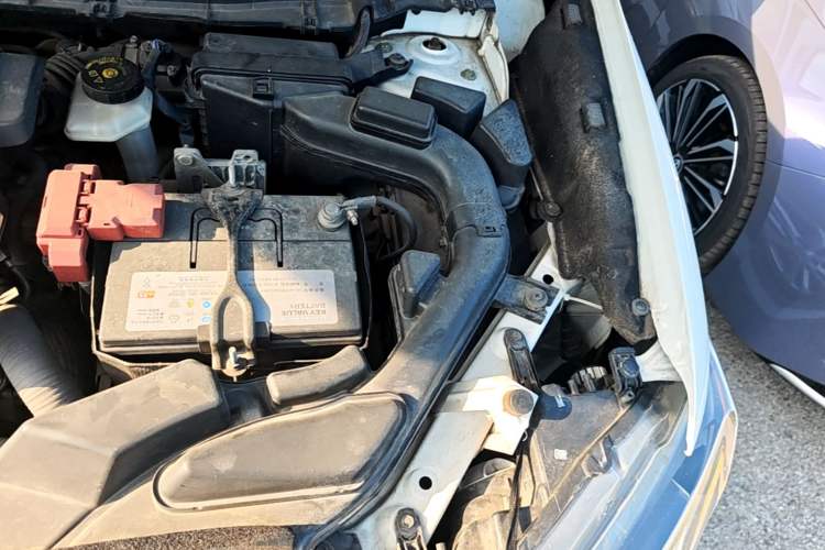 Used Nissan X-Trail 2015 2.0L CVT Comfort MAX Edition 2WD Engine Bay Left