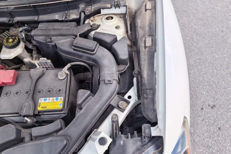 Used Nissan X-Trail 2015 2.0L CVT Comfort MAX Edition 2WD Engine Bay Left