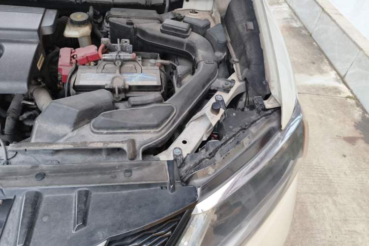 Used Nissan X-Trail 2015 2.0L CVT Comfort MAX Edition 2WD Engine Bay Left