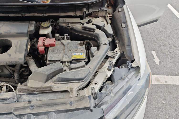 Used Nissan X-Trail 2015 2.0L CVT Comfort MAX Edition 2WD Engine Bay Left