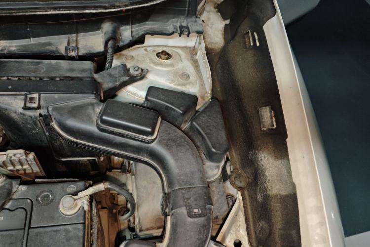 Used Nissan X-Trail 2015 2.0L CVT Comfort MAX Edition 2WD Engine Bay Left