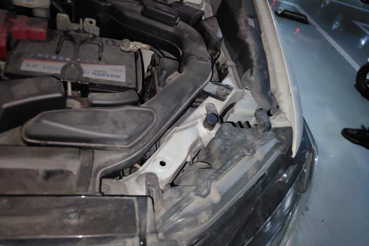 Used Nissan X-Trail 2015 2.0L CVT Comfort MAX Edition 2WD Engine Bay Left