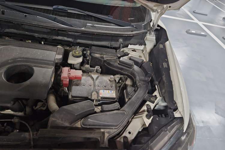 Used Nissan X-Trail 2015 2.0L CVT Comfort MAX Edition 2WD Engine Bay Left