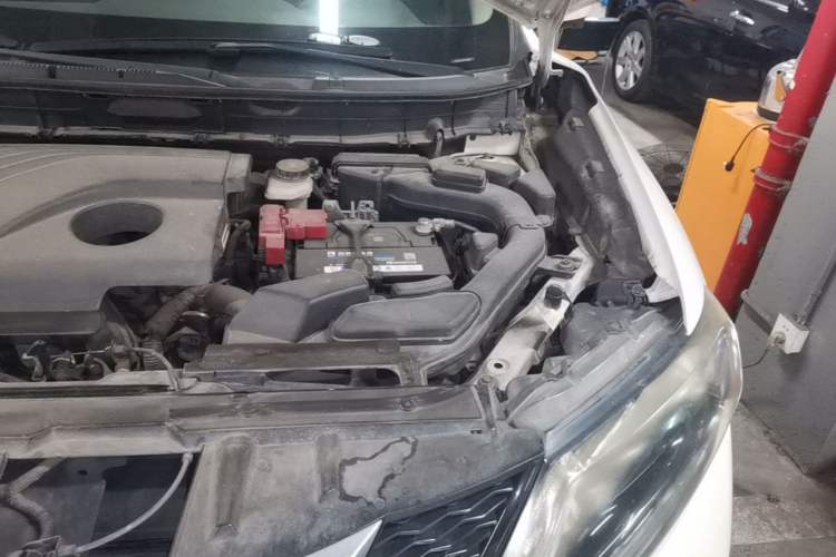 Used Nissan X-Trail 2015 2.0L CVT Comfort MAX Edition 2WD Engine Bay Left