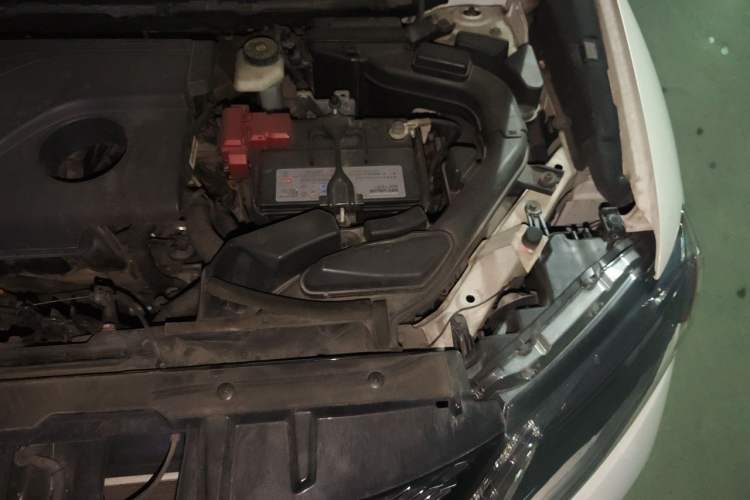 Used Nissan X-Trail 2015 2.0L CVT Comfort MAX Edition 2WD Engine Bay Left