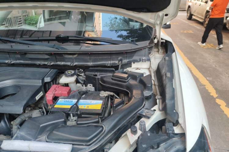 Used Nissan X-Trail 2015 2.0L CVT Comfort MAX Edition 2WD Engine Bay Left