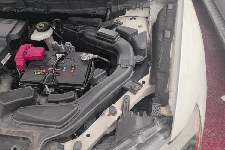 Used Nissan X-Trail 2015 2.0L CVT Comfort MAX Edition 2WD Engine Bay Left