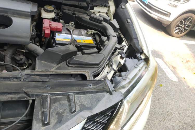 Used Nissan X-Trail 2015 2.0L CVT Comfort MAX Edition 2WD Engine Bay Left
