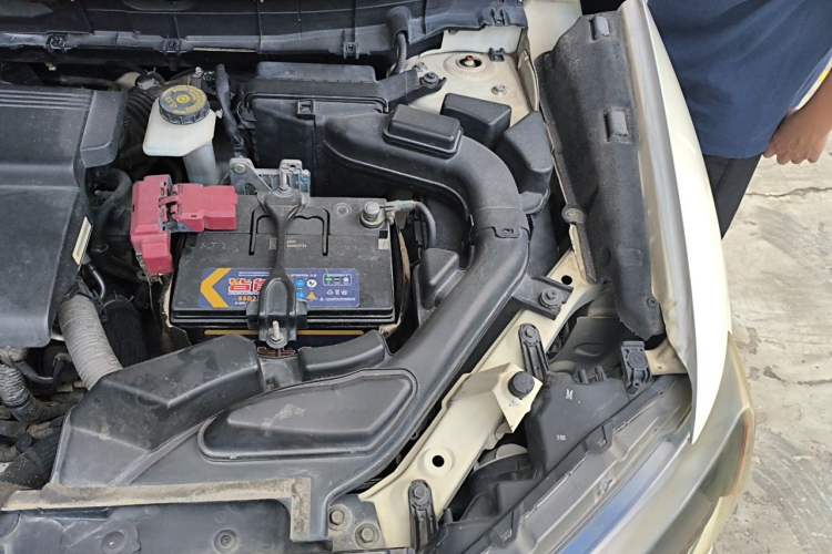 Used Nissan X-Trail 2015 2.0L CVT Comfort MAX Edition 2WD Engine Bay Left