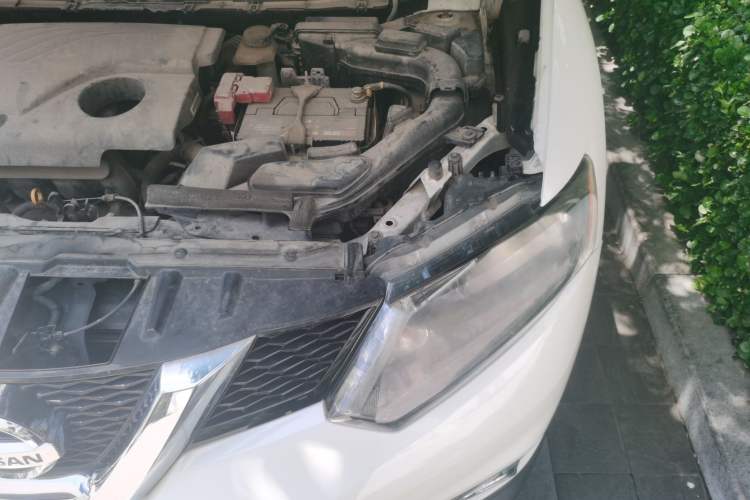 Used Nissan X-Trail 2015 2.0L CVT Comfort MAX Edition 2WD Engine Bay Left