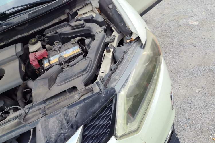 Used Nissan X-Trail 2015 2.0L CVT Comfort MAX Edition 2WD Engine Bay Left