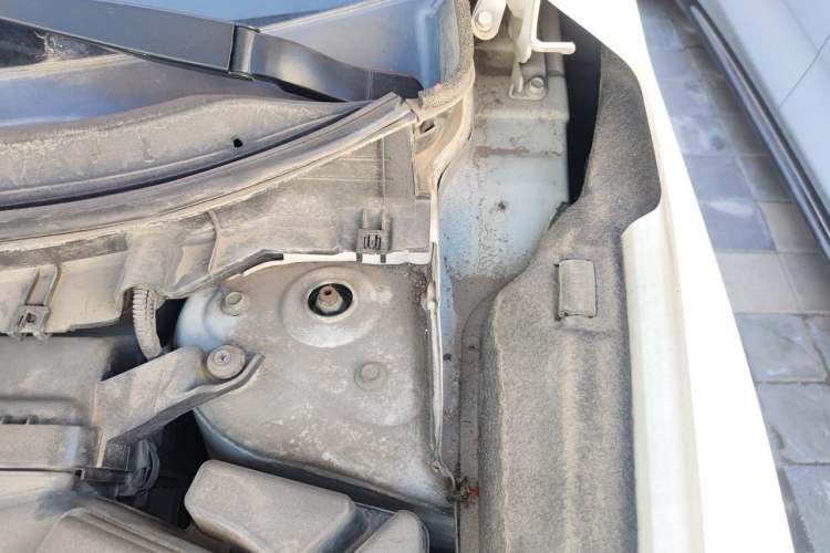 Used Nissan X-Trail 2015 2.0L CVT Comfort MAX Edition 2WD Engine Bay Left