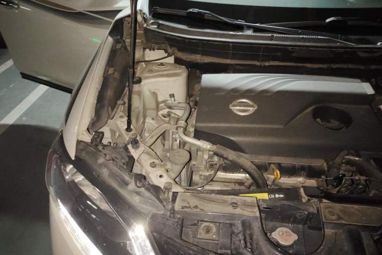Used Nissan X-Trail 2015 2.0L CVT Comfort MAX Edition 2WD Engine Bay Right