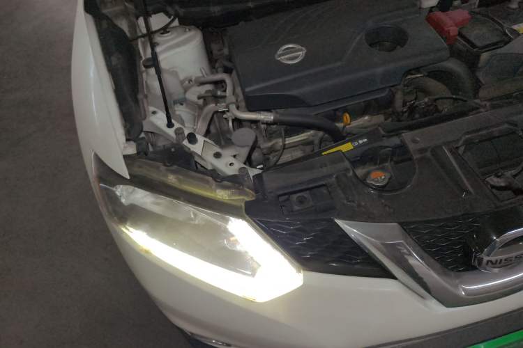 Used Nissan X-Trail 2015 2.0L CVT Comfort MAX Edition 2WD Engine Bay Right