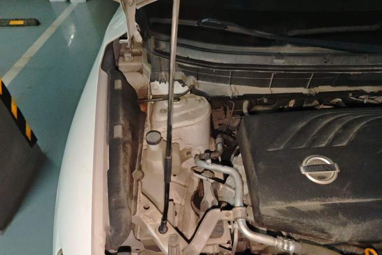 Used Nissan X-Trail 2015 2.0L CVT Comfort MAX Edition 2WD Engine Bay Right