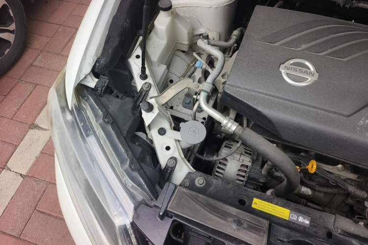 Used Nissan X-Trail 2015 2.0L CVT Comfort MAX Edition 2WD Engine Bay Right