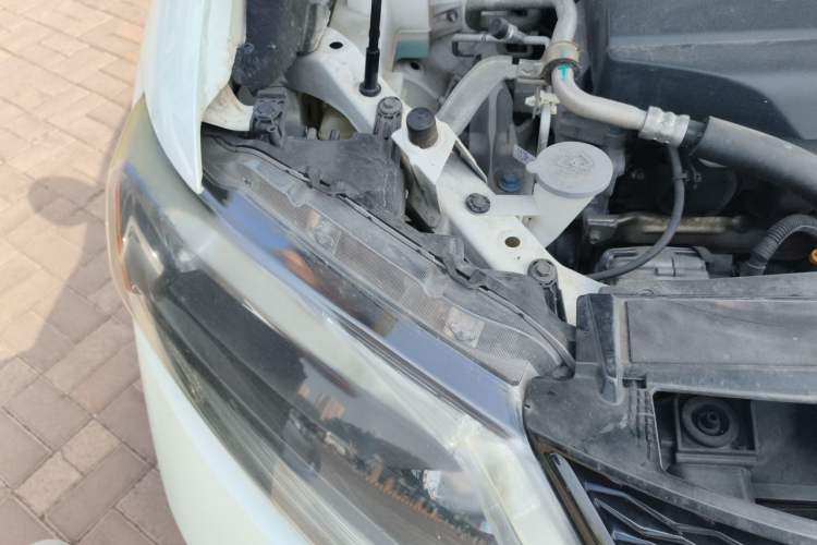 Used Nissan X-Trail 2015 2.0L CVT Comfort MAX Edition 2WD Engine Bay Right