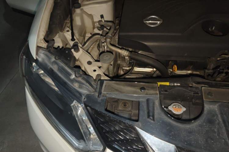 Used Nissan X-Trail 2015 2.0L CVT Comfort MAX Edition 2WD Engine Bay Right