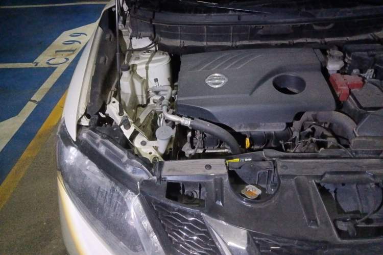 Used Nissan X-Trail 2015 2.0L CVT Comfort MAX Edition 2WD Engine Bay Right