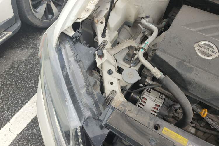 Used Nissan X-Trail 2015 2.0L CVT Comfort MAX Edition 2WD Engine Bay Right