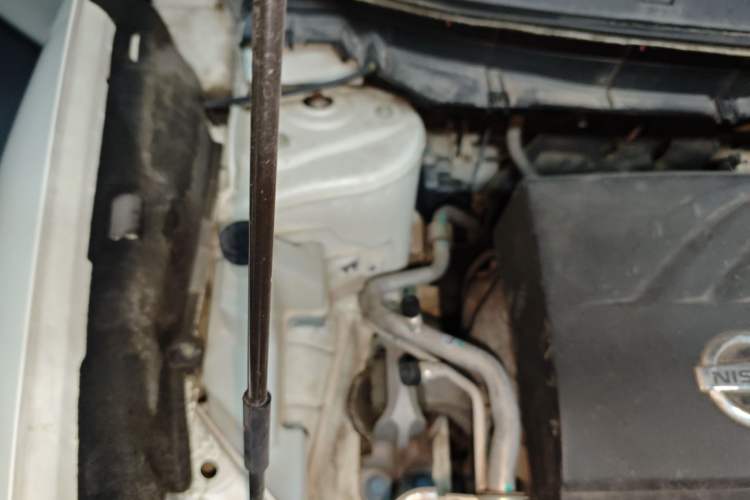 Used Nissan X-Trail 2015 2.0L CVT Comfort MAX Edition 2WD Engine Bay Right