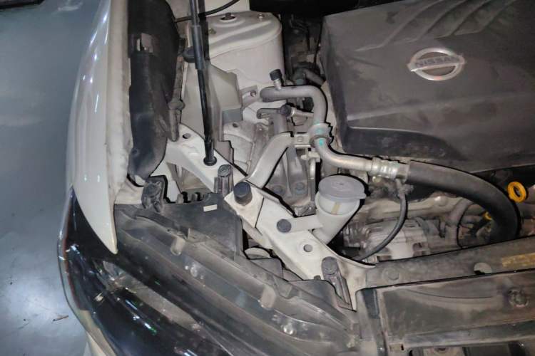 Used Nissan X-Trail 2015 2.0L CVT Comfort MAX Edition 2WD Engine Bay Right
