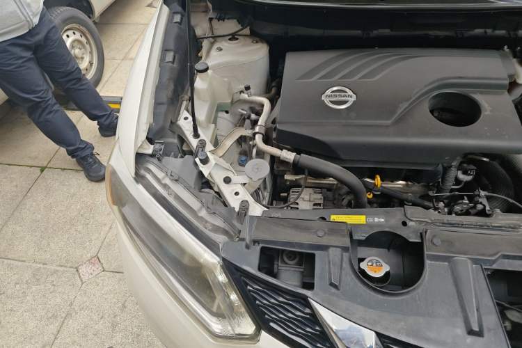 Used Nissan X-Trail 2015 2.0L CVT Comfort MAX Edition 2WD Engine Bay Right