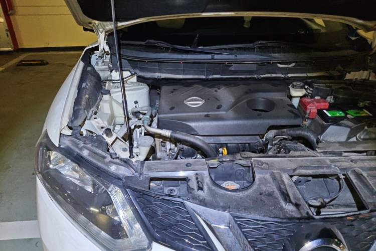Used Nissan X-Trail 2015 2.0L CVT Comfort MAX Edition 2WD Engine Bay Right