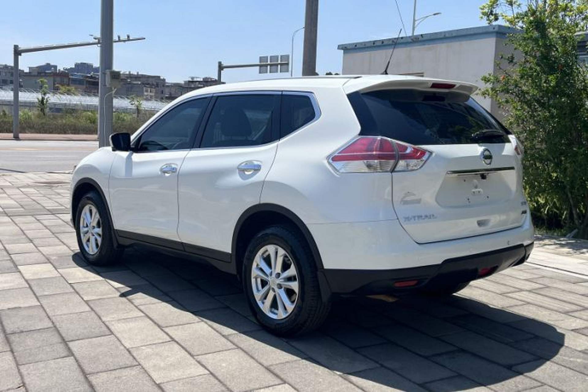 Used Nissan X-Trail 2015 2.0L CVT Comfort MAX Edition 2WD Exterior 1