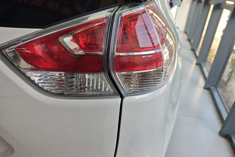 Used Nissan X-Trail 2015 2.0L CVT Comfort MAX Edition 2WD Exterior 3