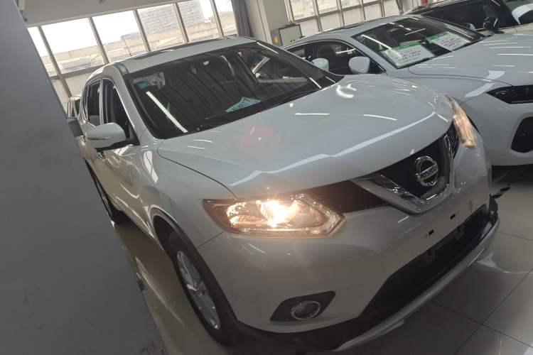 Used Nissan X-Trail 2015 2.0L CVT Comfort MAX Edition 2WD Front Right 45 Deg