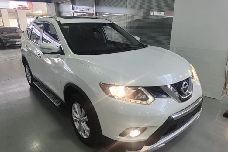Used Nissan X-Trail 2015 2.0L CVT Comfort MAX Edition 2WD Front Right 45 Deg