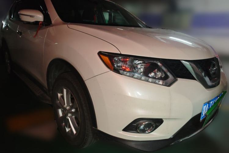 Used Nissan X-Trail 2015 2.0L CVT Comfort MAX Edition 2WD Front Right 45 Deg