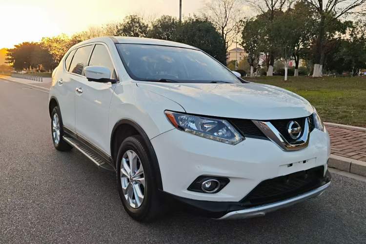 Used Nissan X-Trail 2015 2.0L CVT Comfort MAX Edition 2WD Front Right 45 Deg