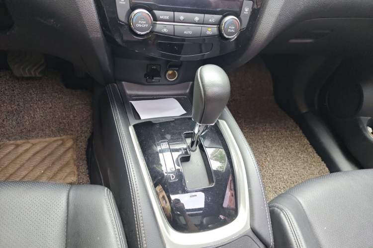 Used Nissan X-Trail 2015 2.0L CVT Comfort MAX Edition 2WD Gear Lever